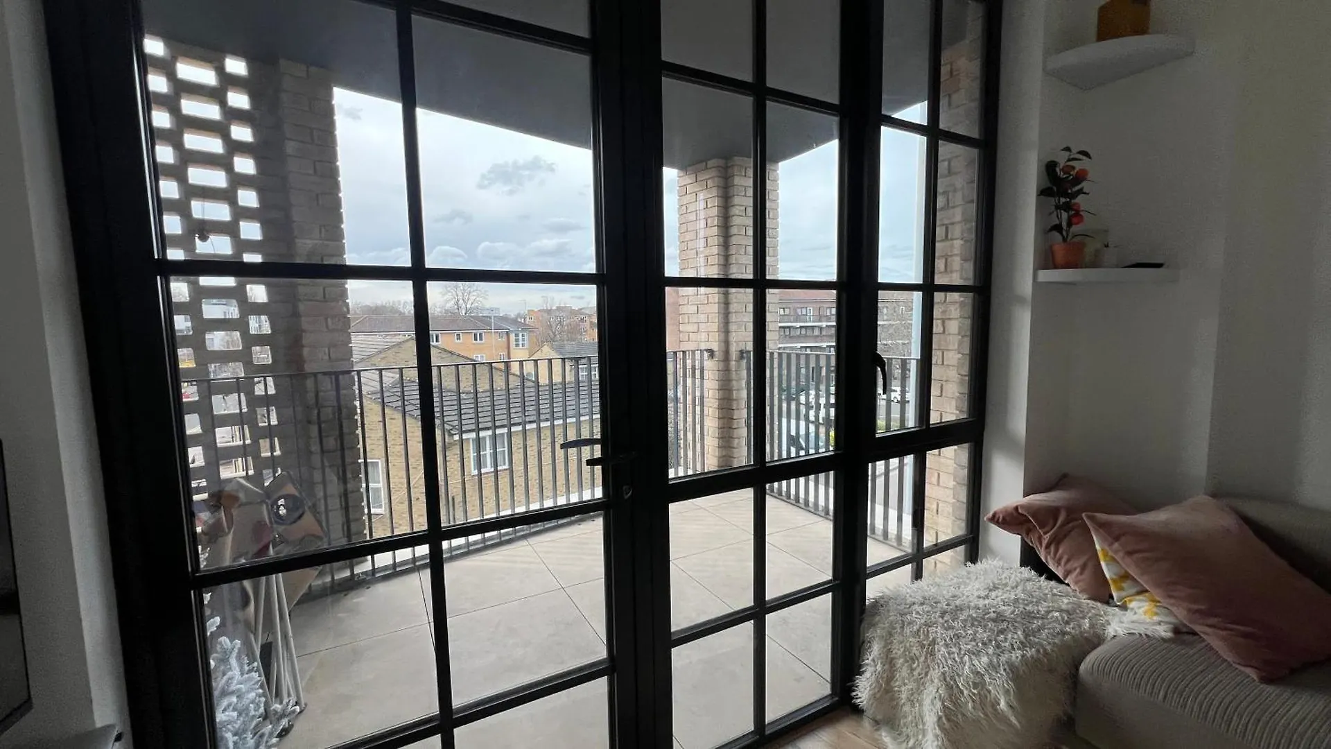 Bright 3 Bed In Hackney Wick Perfect For Families With Kids Apartment London 0*,